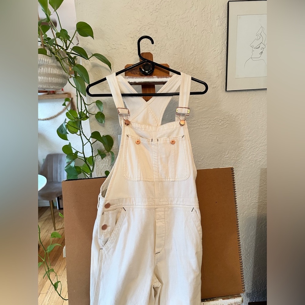 Free People. Size 25. Relaxed fit. Cream/off white denim. Brand new & never worn